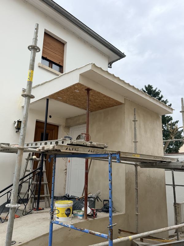 Façade en travaux sous échafaudage